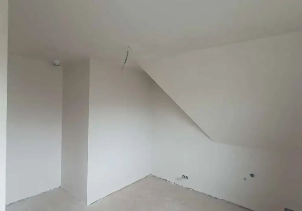 Ile schnie tynk gipsowy? Kiedy naprawdę nadaje się do malowania