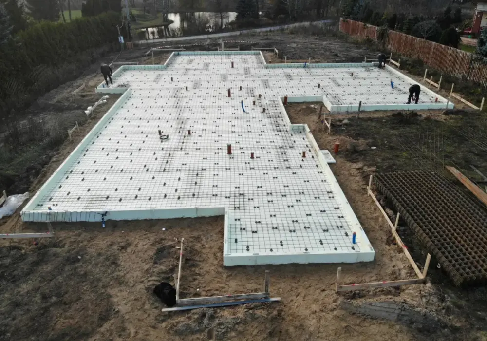 Wylewka pod garaż - jak uniknąć pęknięć? Grubość, beton i koszty 2026