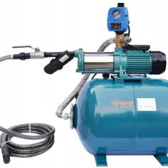 Pompa hydroforowa z manometrem i wężem. Ustawienie odpowiedniego ciśnienia w hydroforze 300l jest kluczowe dla jej pracy.