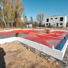 Budowa domu: izolacja płyty fundamentowej z systemem ogrzewania podłogowego.