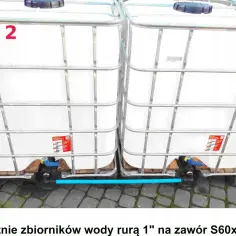 Dwa mauzery połączone rurą 1" na zawór S60x6. Pokazuje, jak połączyć dwa mauzery, tworząc system magazynowania wody.