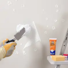 Gips i siatka do naprawy dziur w ścianie. Zobacz, czym zakleić dziurę w ścianie, by wyglądała jak nowa.