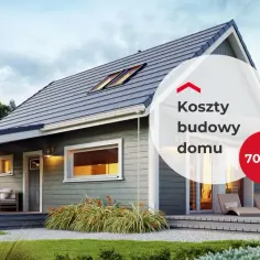 Szary dom z drewnianą elewacją i tarasem. Na tle nieba widoczny napis "Koszty budowy domu 70 m²".