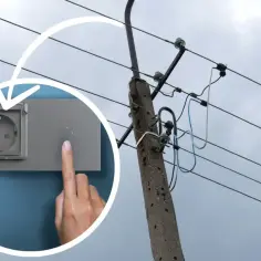 Nowoczesna instalacja elektryczna w domu: dotykasz gniazdka, by zasilić urządzenia.
