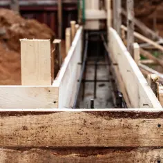 Jaki fundament pod ogrodzenie? Uniknij najczęstszych błędów przy wyborze