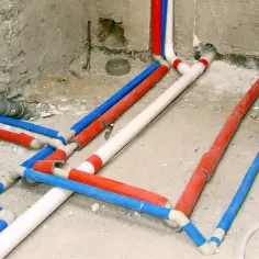 Skomplikowany system rur wodnych, gdzie czerwone oznaczają z której strony ciepła woda, a niebieskie zimną.