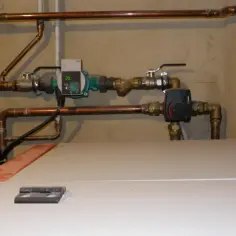 Widoczne dwa rotametry pokazują jaki przepływ na instalacji grzewczej. Jeden z nich ma cyfrowy wyświetlacz.