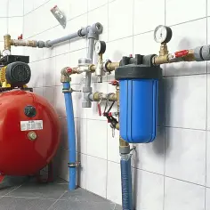 Zaawansowana instalacja wodna PP z pompą, zbiornikiem i filtrem.