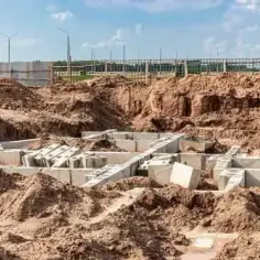 Czym zasypać fundamenty z zewnątrz, aby uniknąć problemów z wilgocią?