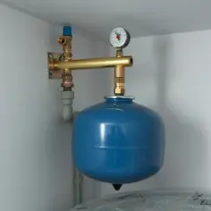 Niebieski zbiornik przeponowy z manometrem. Sprawdzam, jakie ciśnienie w naczyniu przeponowym co jest potrzebne do prawidłowego działania instalacji.
