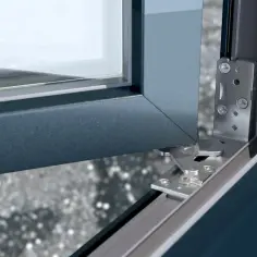 Precyzyjna regulacja drzwi aluminiowych dzięki nowoczesnym zawiasom.