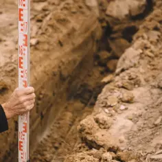 Jak wytyczyć fundament pod garaż, aby uniknąć najczęstszych błędów
