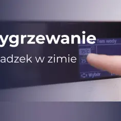 Wygrzewanie posadzek w zimie. Palec dotyka ekranu, ustawiając temperaturę wody na 25°C.
