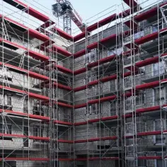 Bezpieczne rusztowanie na wysuwnicach - jak uniknąć kosztownych błędów