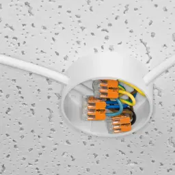 Sufitowa puszka z przewodami i złączkami WAGO 221. Szybka wymiana instalacji elektrycznej bez kucia.