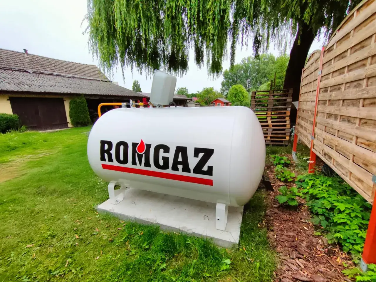 Duży, biały zbiornik na gaz ziemny z napisem
