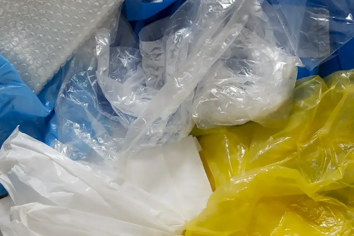 Stosy folii, w tym folia bąbelkowa, białe i żółte worki. To polietylen, co to za materiał?