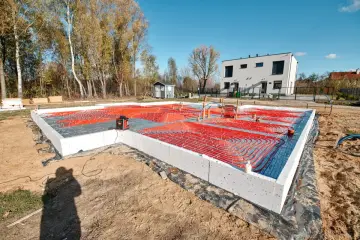 Budowa domu: izolacja płyty fundamentowej z systemem ogrzewania podłogowego.