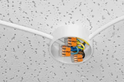 Sufitowa puszka z przewodami i złączkami WAGO 221. Szybka wymiana instalacji elektrycznej bez kucia.