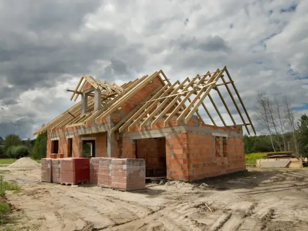 Koszt budowy domu 100 m2 w 2026 roku - Ile naprawdę zapłacisz?