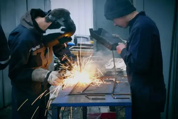 Jak spawać spawarka inwertorowa - proste techniki i bezpieczeństwo