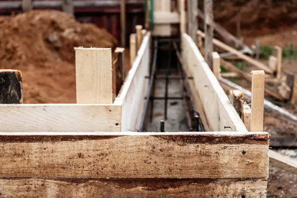 Jaki fundament pod ogrodzenie? Uniknij najczęstszych błędów przy wyborze