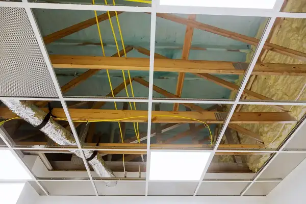Wentylacja w suficie podwieszanym - Jak uniknąć szumu i wilgoci?