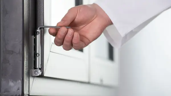Brak regulacji docisku w oknie - Jak przywrócić szczelność?