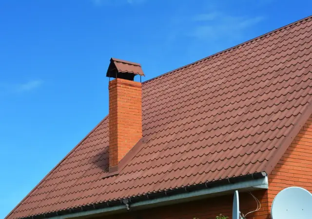 Obróbka komina - Jakie materiały wybrać, by uniknąć przecieków?