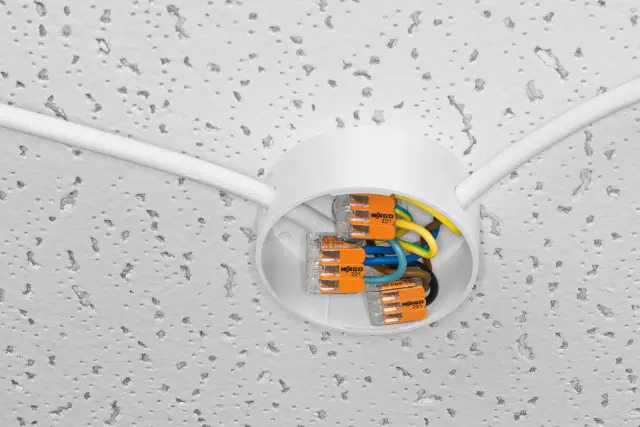 Sufitowa puszka z przewodami i złączkami WAGO 221. Szybka wymiana instalacji elektrycznej bez kucia.