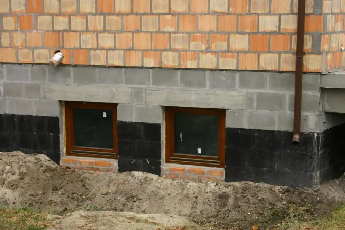 Wzmocnienie fundamentów w starym domu - ile to naprawdę kosztuje?