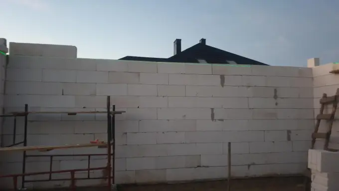 Krzywe ściany przed ociepleniem - jak je wyrównać?